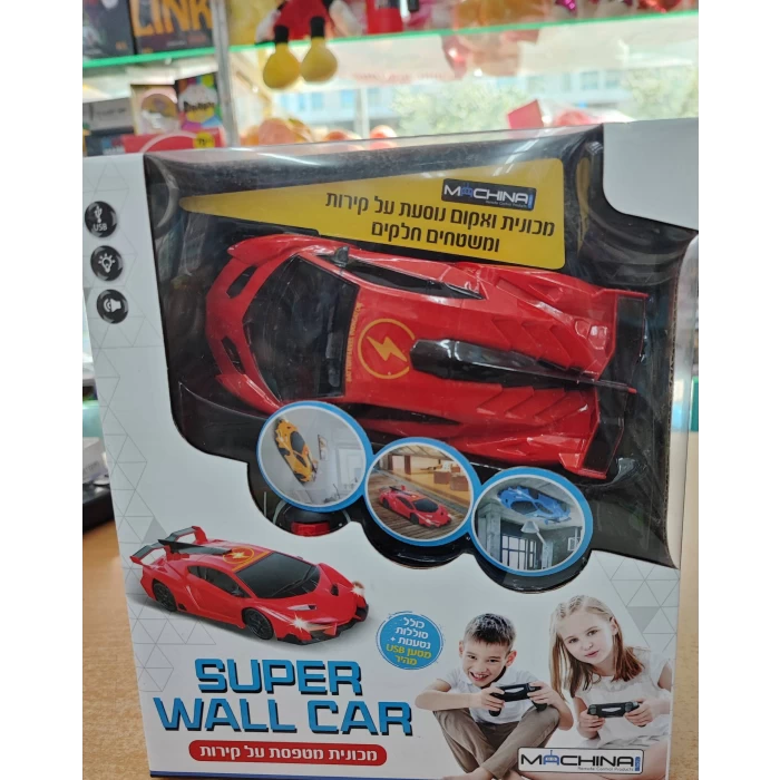 מכונית על שלט מטפסת על קירות